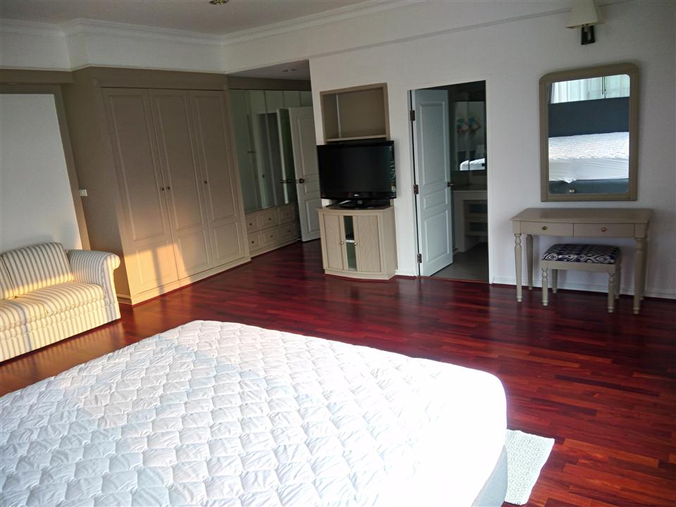 MASTER BEDROOM AT SATHORN CREST APARTMENT UNIT 6TH FLOOR