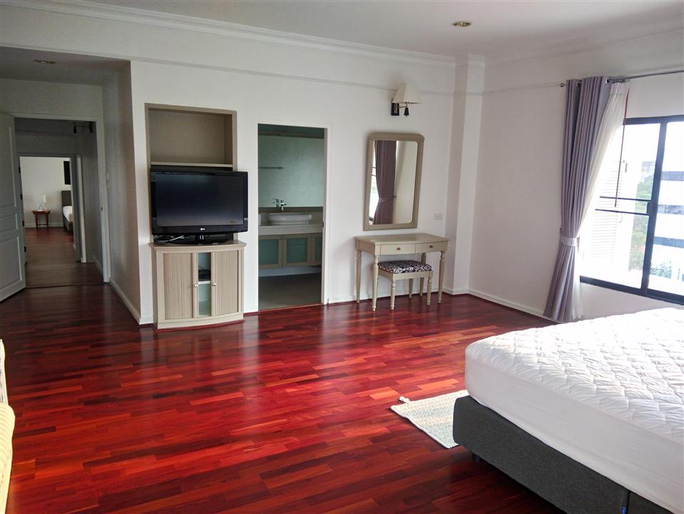 MASTER BEDROOM AT SATHORN CREST APARTMENT UNIT 6TH FLOOR